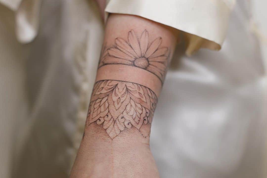 27 Flower Wrist Tattoo Ideas For Bracelet Tattoos - tattooglee | Flower  wrist tattoos, Wrap around wrist tattoos, Cool wrist tattoos